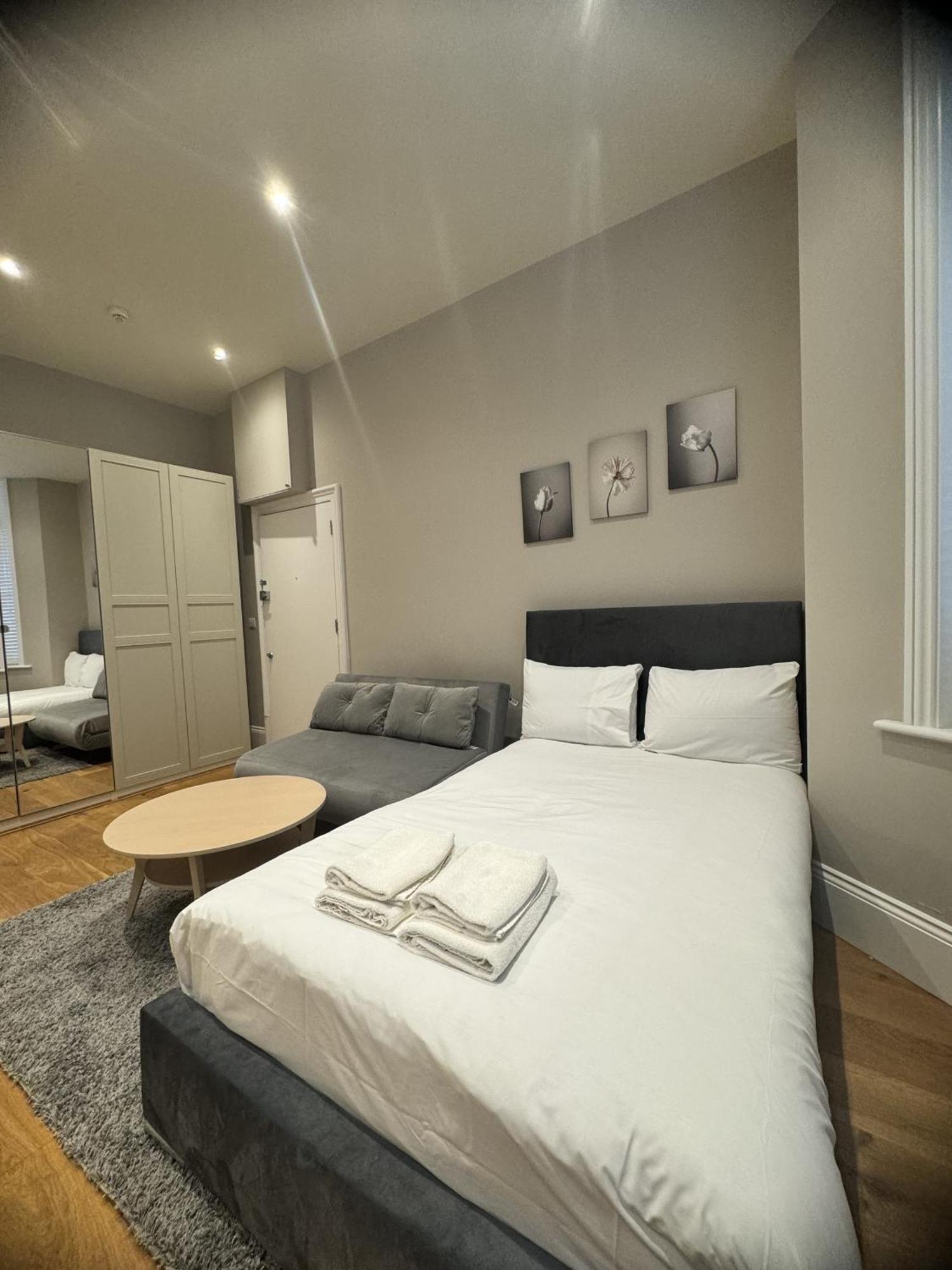 Fairhazel Gardens Studios London Room photo
