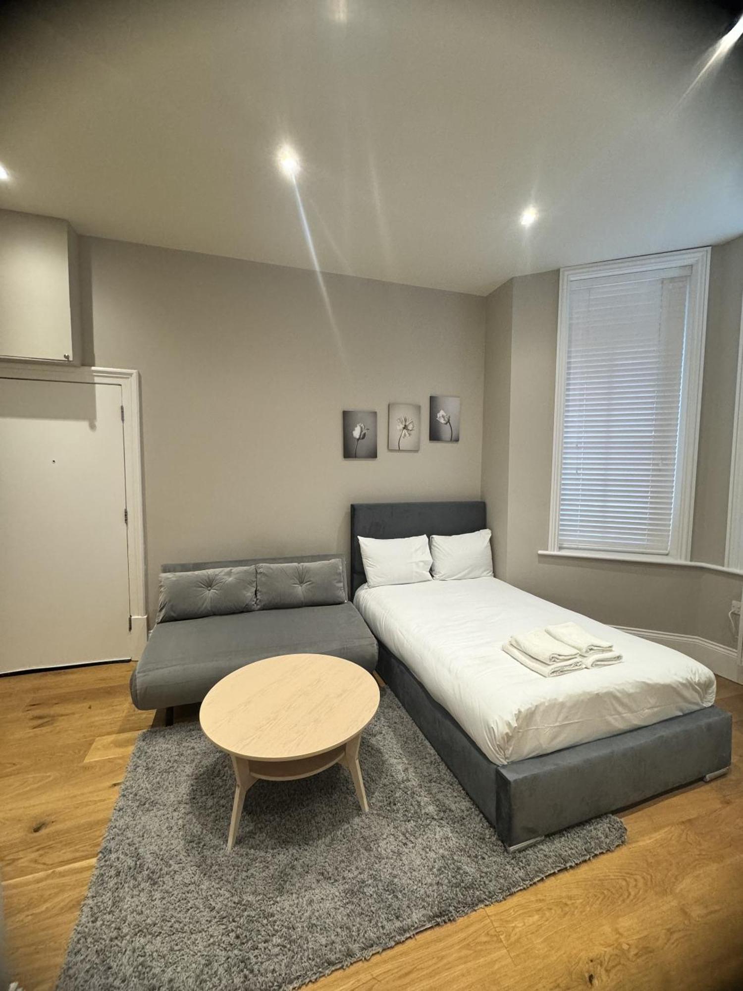 Fairhazel Gardens Studios London Room photo