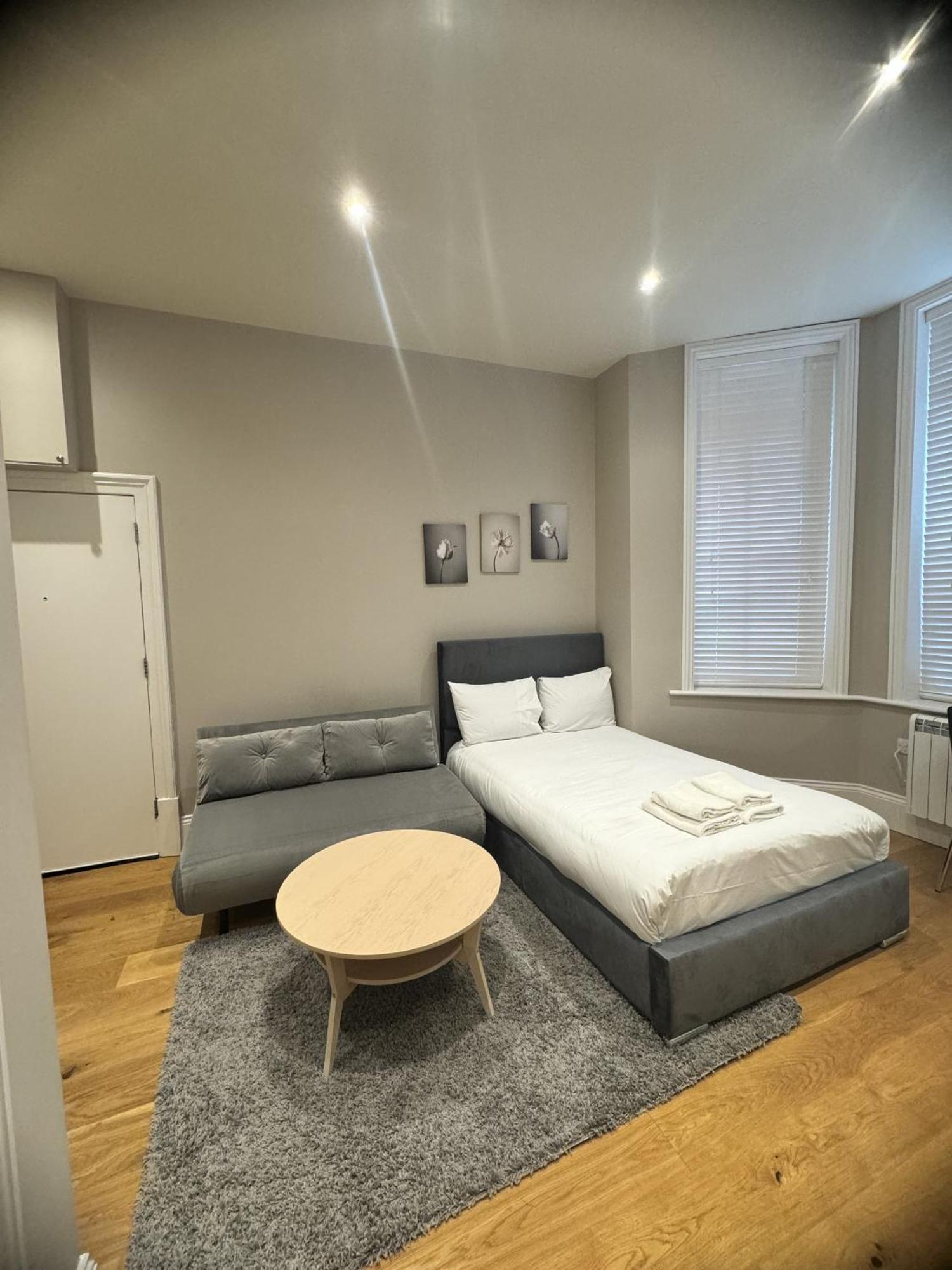 Fairhazel Gardens Studios London Room photo